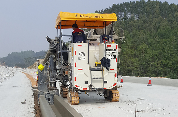 廣東惠州仁博高速排水溝-NC1300滑模攤鋪機壓路機滑模施工