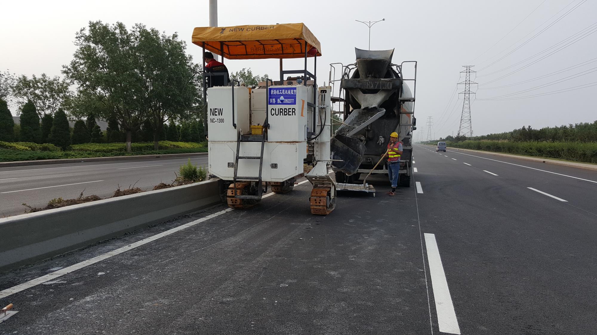 混凝土路緣石滑模成型機滑模攤鋪中基準(zhǔn)線的重要性